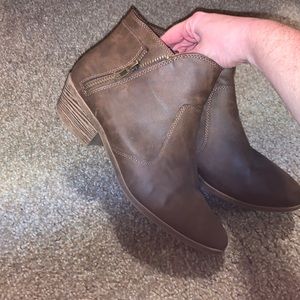 Small heeled brown booties